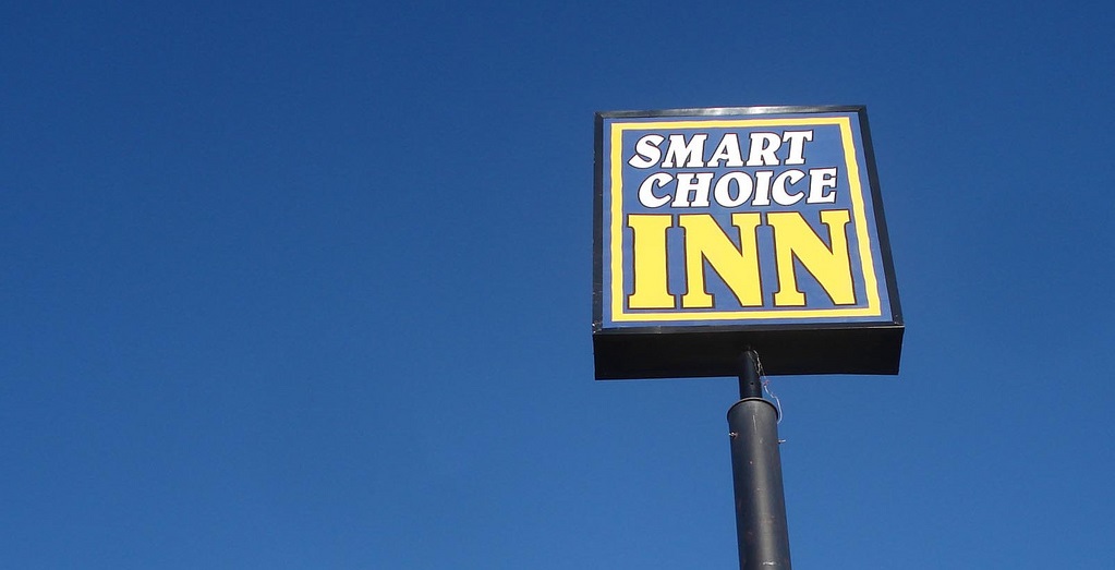 Photo of a sign saying "Smart Choice Inn"